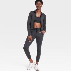 ✨NWOT✨All in Motion Mid-Rise Joggers - Size Small